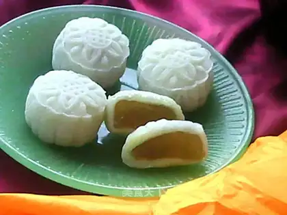 Pineapple ice-cream mooncake