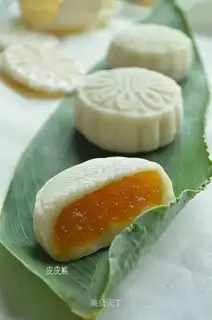 A melon ice-cream moon cake