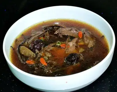 Tea mushroom pigeon soup