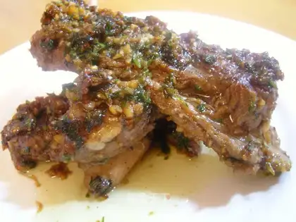 Garlic hands on ribs