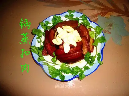 Pots of steamed meat