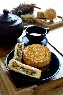 Double moon cake