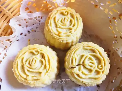 Peach omelet moon cake