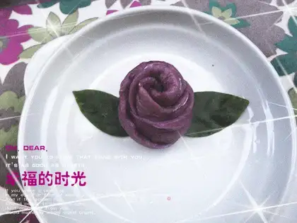 A fragrance rose roll