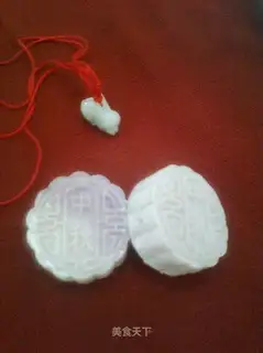 White sesame ice-cream mooncake