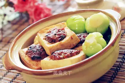 Tofu is evaporated with mushrooms