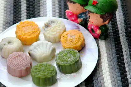 Five ice cream mooncakes