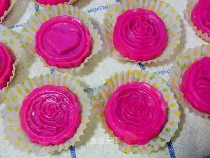 Rose ice-cream mooncake