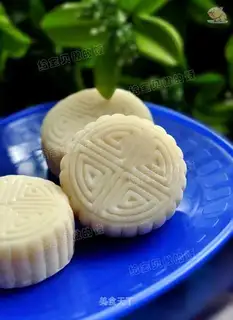 A milky ice-cream mooncake