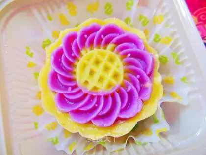 Lian Ying's yolk mooncake