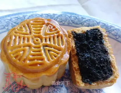 Black sesame mooncake