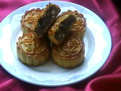 Black sesame ham mooncake