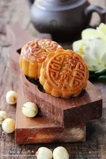 The egg yolk mooncake