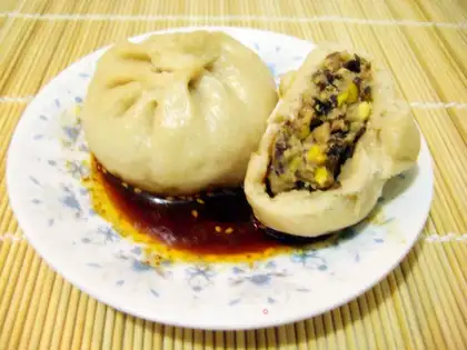 A corn bun with gravy