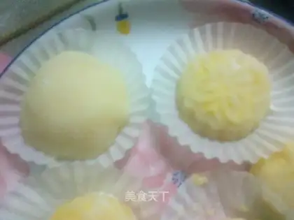 A milky ice-cream mooncake