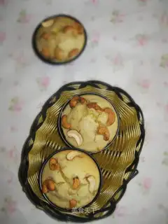 Banana cashew nuts