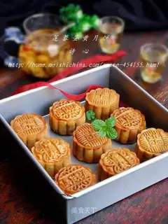 The egg yolk mooncake
