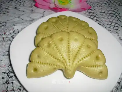 A leaf clip