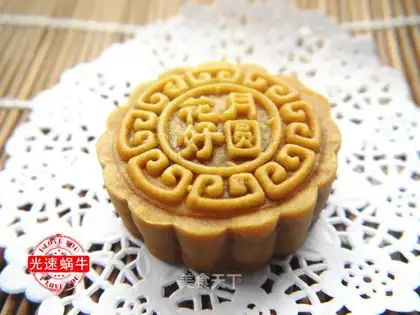 A wide moon cake