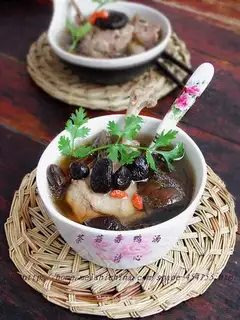 A tea mushroom and a duck