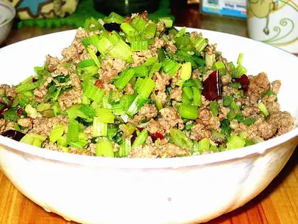 Wild peppers are fried beef