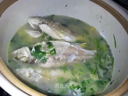 The casserole boils sea fish juice