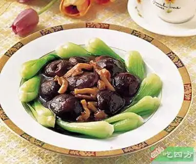 Braised cabbage with mushrooms