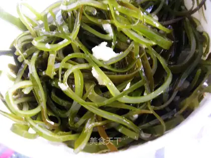 Shredded seaweed salad