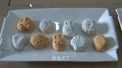 snowy moon cakes