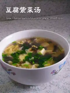 Seaweed and tofu soup