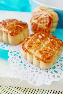 Cantonese-style mooncakes