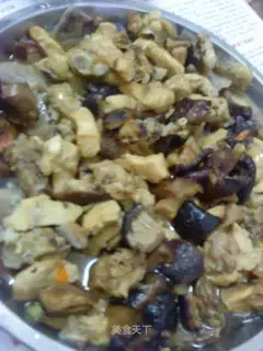 Steamed chicken with taro and mushroom