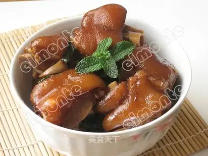 Three cups of pork knuckle