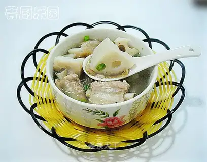 Stewed pork ribs with preserved vegetables and lotus root