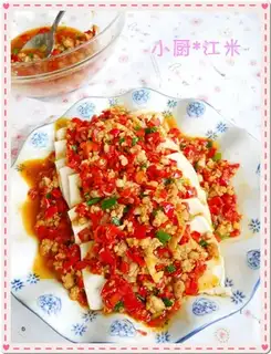 Steaming tofu with chopped pepper and meat paste