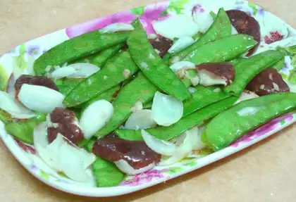 stir-fried lily with fresh mushrooms and peas