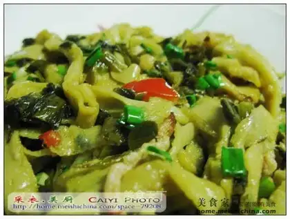 Scrambled egg noodles with pickled vegetables and shredded pork