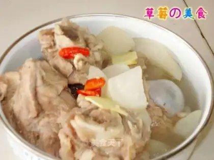 Stewed pork bone soup with white radish