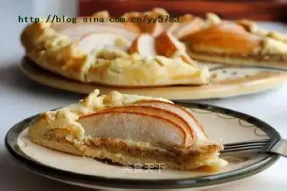 Pear pie stuffed with almond