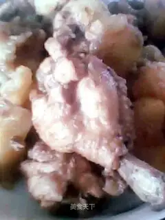 Stewed potatoes with chicken bones
