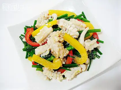 Fried squid with colorful pepper and leek flowers
