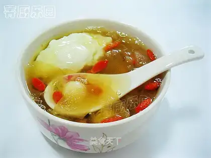 wolfberry, white fungus and lotus seed soup