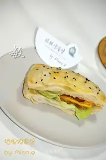 French bacon and egg burger