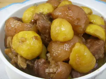 Roasted pig's feet with chestnut