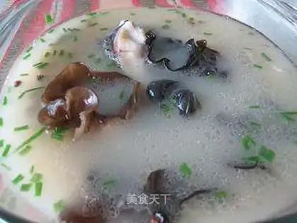 Black fish soup with fungus