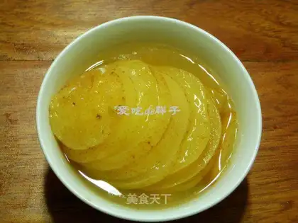 Steamed pear with Sichuan fritillaria rock sugar