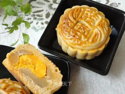 Cantonese style lotus paste egg yolk mooncake