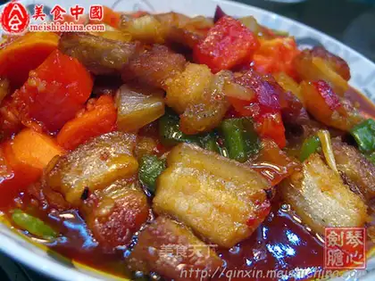Boiled crispy pork with papaya in Thai sauce