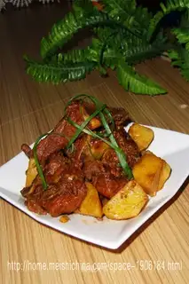 Potatoes made of red-burned ribs