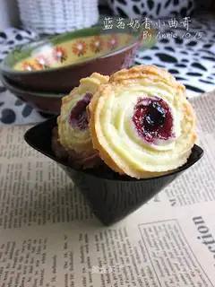 Blueberry cream cookies